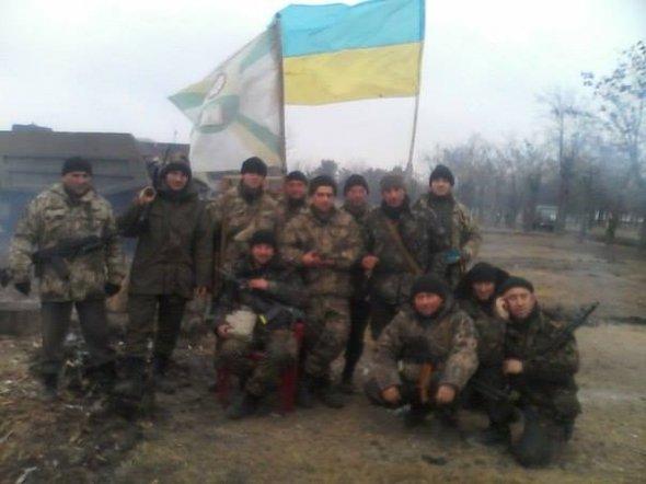 Бійці 30-ї бригади перед від'їздом на передову з полігону Широкий лан, 2015 рік. Сергій Лучкін по центру