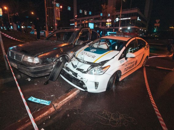 В Киеве столкнулись Lancia и патрульный автомобиль Toyoya Prius