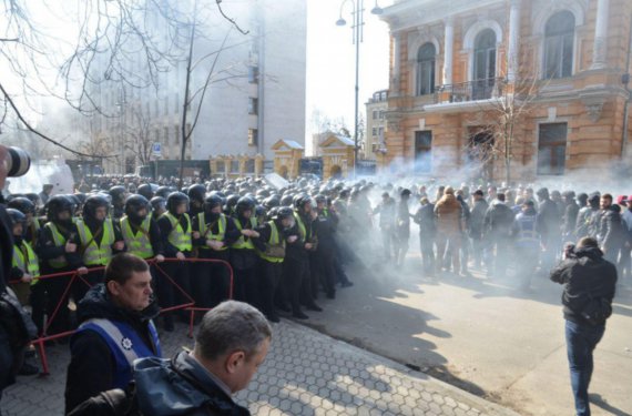 Під час акції націоналістів з вимогою заарештувати колишнього заступника секретаря РНБО Олега Гладковського і його сина сталися сутички біля Адміністрації президента