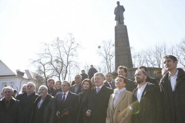 Лауреаты Шевченковской премии 2019 фотографуються с Петром и Мариной Порошенко на Тарасовой горе в Каневе. С справа налево Роман Бондарчук, Оксана Забужко, Петр Порошенко, Марина Порошенко, Владимир Шейко, Василий Чебаник 