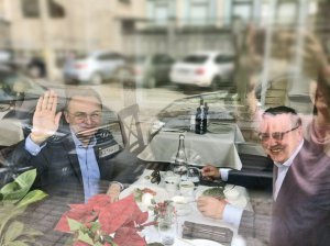 28 лютого кандидатів у президенти Андрія Садового (на фото ліворуч) та Анатолія Гриценка помітили за столом одного зі столичних ресторанів. Наступного дня лідер ”Самопомочі” оголосив, що знімається з перегонів на користь Гриценка