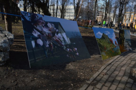 Участники акции принесли с собой фотографии родных мест с которыми их разлучила Россия