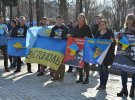 Митингующие держали плакаты, напоминающие о незаконно заключенных россией украинском и крымских татар