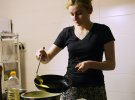 Повар Юлия Котляр готовит блины по семейному рецепту