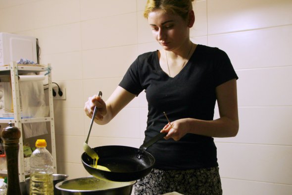 Кухар Юлія Котляр готує млинці за сімейним рецептом