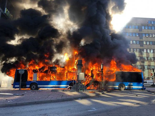 У Стокгольмі вибухнув міський автобус. Фото: Аftonbladet