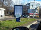 В Одесі сильний вітер повалив дерева та рекламні щити. Фото: 04868