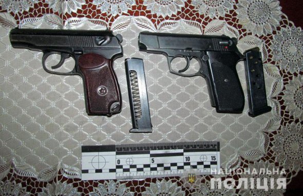 У Слов’янську на Донеччині 53-річний чоловік поранив із травматичного пістолета  3 жінок, а також 16-річного хлопця