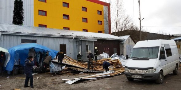 В Коростышеве Житомирской области крышу магазина упал на 2 женщин, один погиб
