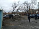 На вулиці Рибальській у Печерському районі величезне дерево впало одразу на три припарковані автівки. 