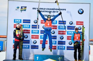 Українець Дмитро Підручний (у центрі) радіє своїй перемозі у гонці переслідування на 12,5 км на чемпіонаті світу з біатлону. Ліворуч на фото срібний призер — норвежець Йоханнес Бйо, праворуч — француз Кантон Фійон Має, який посів третє місце