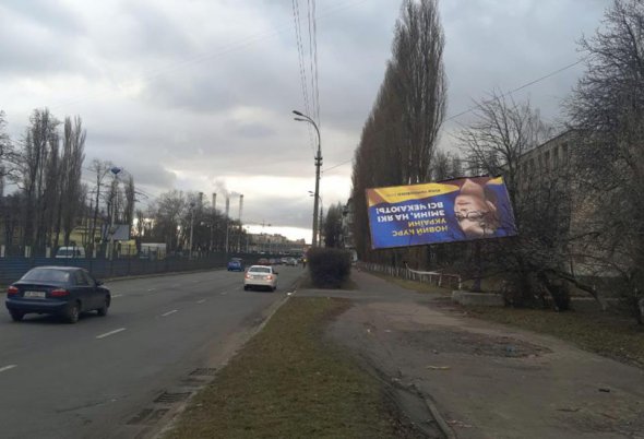 В нескольких городах упали биг-бордов с политической рекламой кандидатов в президенты Юлии Тимошенко и Петра Порошенко