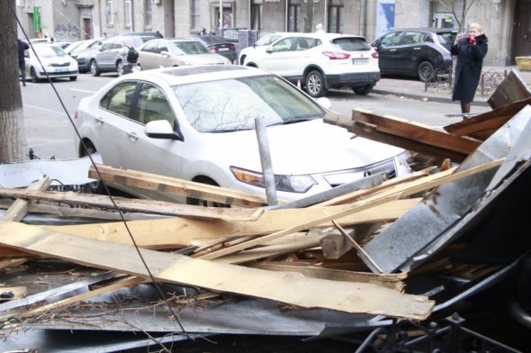 У Києві частину даху   з 6-поверхового будинку кинуло на дорогу і тротуар