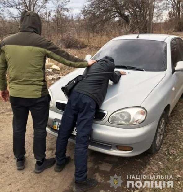 У Запоріжжі  поліцейські  затримали 24-річного чоловіка. Його підозрюють у вбивстві 58-річного батька на дачі