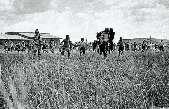 Мітингувальники тікають від поліцейських у місті Шарпевіль у Південно-Африканській Республіці 21 березня 1960 року. Виступали проти режиму апартеїду, який обмежував права темношкірих у країні. П’ять тисяч осіб зібралися біля поліцейського відділку. Проти них використали водомети і сльозогінний газ. У відповідь полетіло каміння. Зчинилася масова бійка, і поліція почала стріляти. Загинули 69 мітингарів
