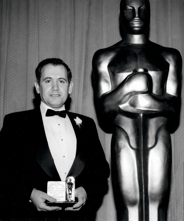 Євгеній Мамут тримає статуетку ”Оскар” за науково-технічні досягнення в кіноіндустрії після церемонії нагородження.  Отримав відзнаку 1986 року за спецефекти у фільмі ”Хижак”