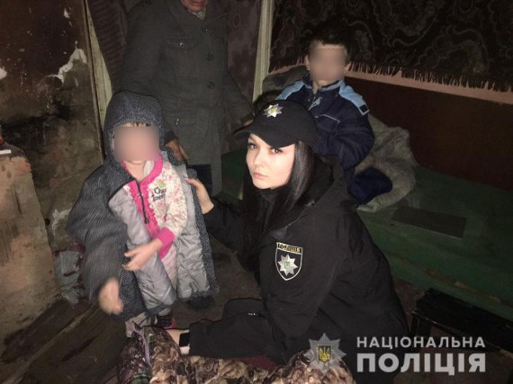В Полтавском районе полицейские изъяли 3-х детей из семьи