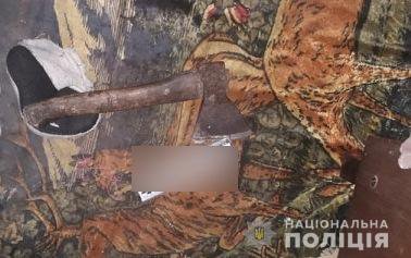 На Киевщине 58-летняя женщина набросилась на сожителя своей дочери и дважды ударила его по голове точу частью топора