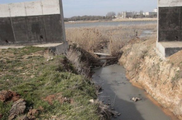 Сакське озеро відоме своїми цілющими грязями лікуватися якими до міста приїздять багато туристів, а в самому місті розташовані санаторії