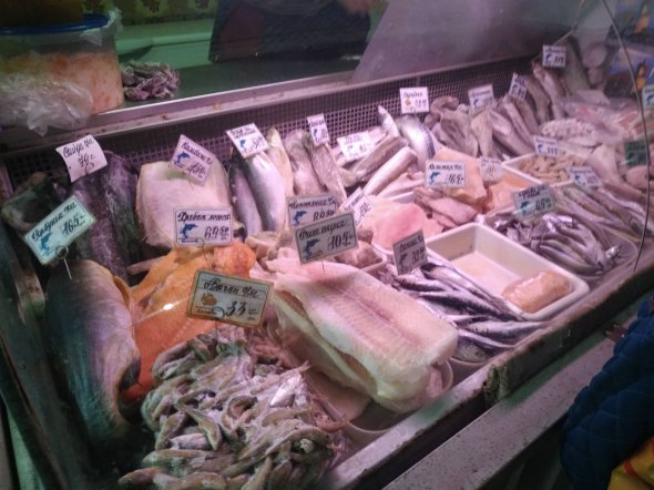 Прилавок з рибою на Центральному ринку Полтави