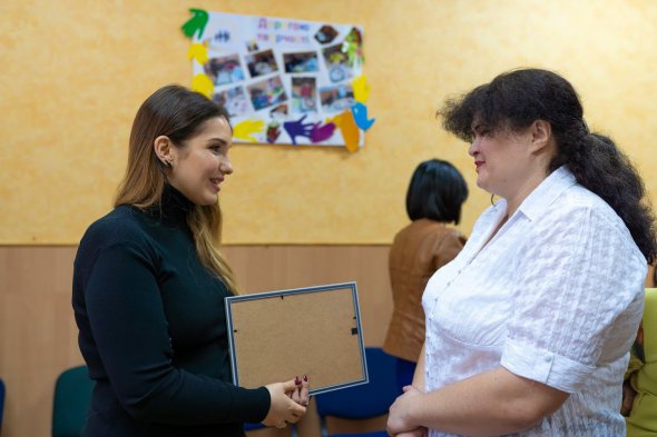 Асоціація міжнародних та всеукраїнських громадських організацій CHILD.UA передала Центру соціальної допомоги "Дорогою добра" інвентар для облаштування спеціальної сенсорної кімнати