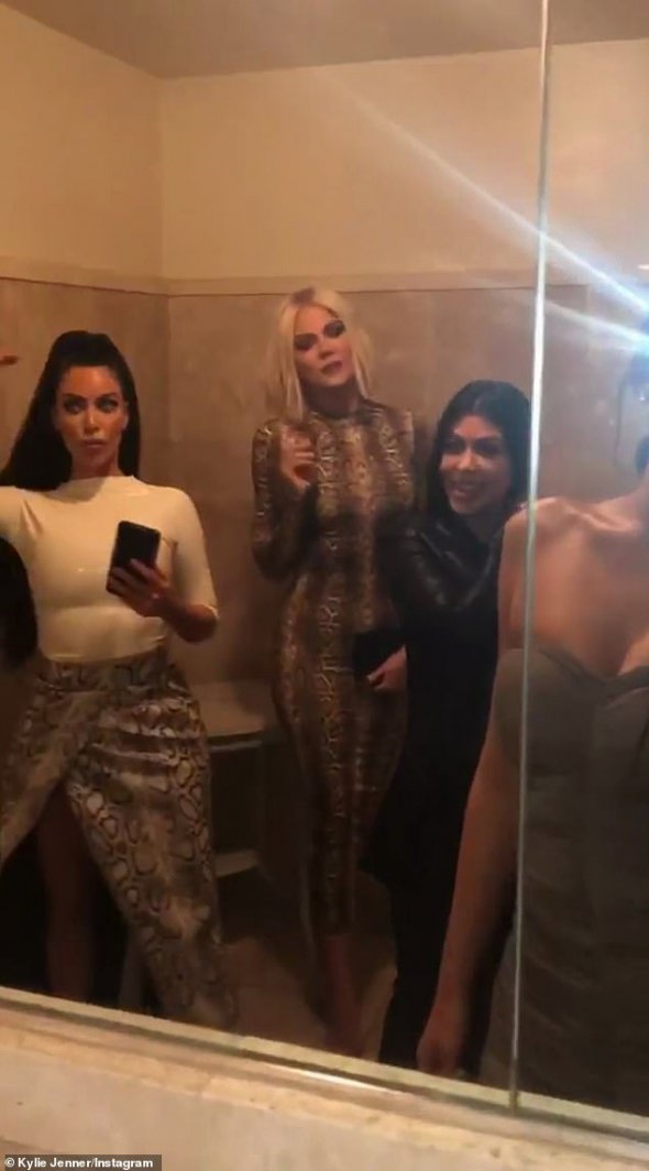 На родинну зустріч прийшли Кім, Хлої, Кортні Кардашьян і Кайлі Дженнер