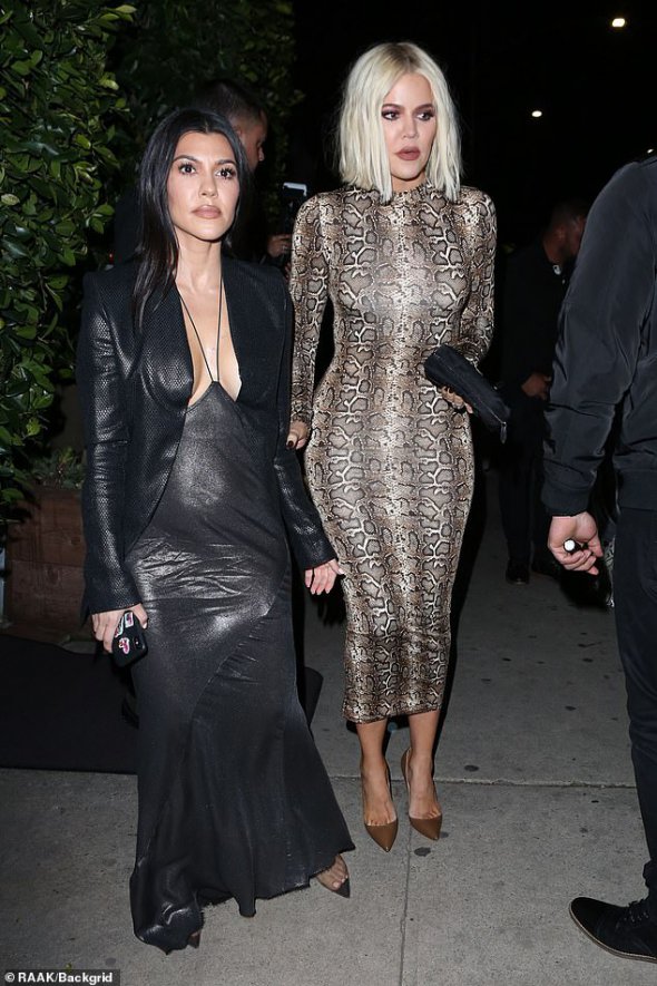 На родинну зустріч прийшли Кім, Хлої, Кортні Кардашьян і Кайлі Дженнер