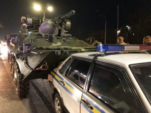 В Киеве произошла авария с участием БТР и автомобиля военной инспекции. Фото: Информатор
