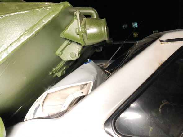 У Києві сталася аварія за участі БТР і автомобіля військової інспекції. Фото: Інформатор