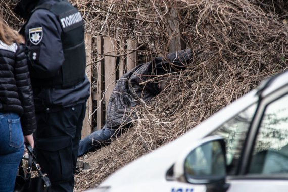 У Шевченківському районі столиці виявили мертвого чоловіка. Закривавлене тіло лежало   біля воріт церкви