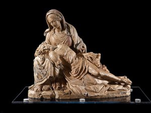 Терракотовая статуэтка длиной 58,3 см стала моделью для мраморной скульптуры Микеланджело "Пьета", или "Оплакивание Христа"