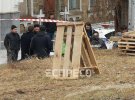 Убитим біля столичної церкви виявився  45-річний Олександр Бухтатий. За попередньою інформацією,  він був співробітником Адміністрації президента