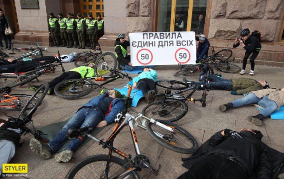 "Якщо вони "переступають" через нас у своїх справах, то нехай спробують це зробити фізично, по дорозі на засідання Київради", - пояснюють організатори протесту.