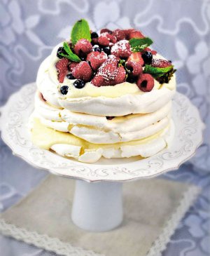 На верх торта ”Павлова” викладають фрукти чи ягоди. Найсмачніше виходить із порічками та полуницею