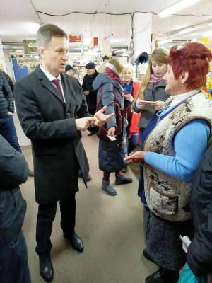 Валентин Наливайченко спілкується з містянами на львівському ринку Добробут 11 березня
