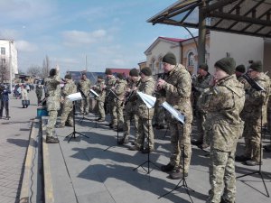 У Вінниці військовий оркестр заграв на честь добровольців. Фото: naparise.com