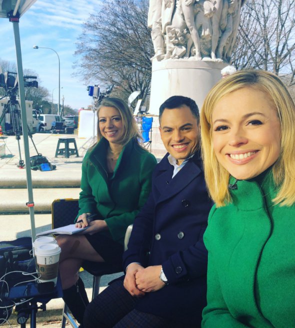 Женщины надели одинаковые пальто на съемки репортажа в Белом доме.
