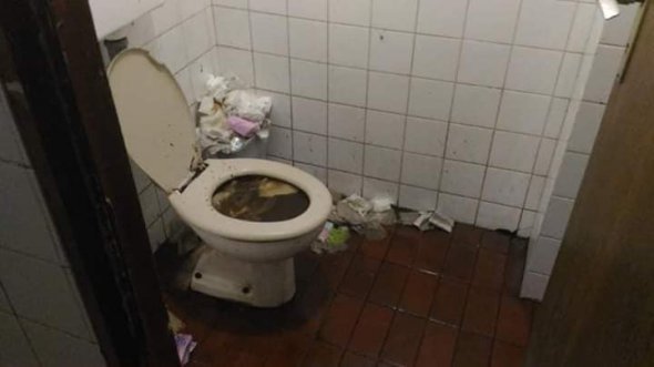 У вбиральні на кордоні Закарпаття з Євросоюзом давно не прибирали.