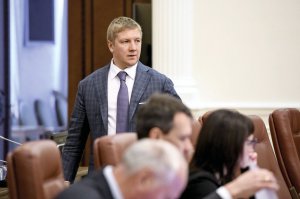 Андрій Коболєв працює головою правління національної компанії ”Нафтогаз України” п’ять років. 22 березня контракт закінчується. Наглядова рада НАК пропонує продовжити його щонайменше на рік. А Кабінет міністрів оголосив конкурс на цю посаду