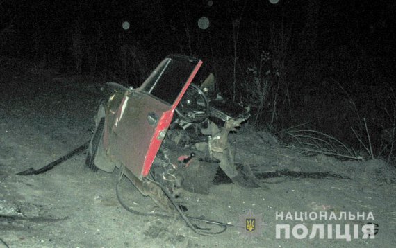 При зіткненні з "Маздою" ВАЗ розірвало на шматки.