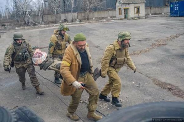 Евакуація пораненого під час одного з боїв. "Санта" на передньому плані