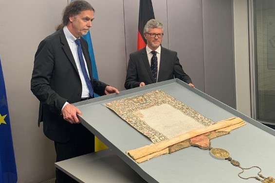 Німеччина передала Україні грамоту Петра І