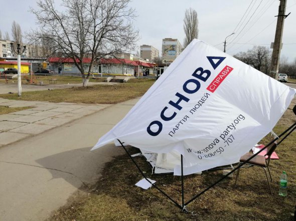 В Первомайську Миколаївської області п'ятеро невідомих пошкодили палатку кандидата в президенти Сергія Тарути і завдали тілесних ушкоджень 51-річному волонтеру, який роздавав агітаційні буклети. Правоохоронці встановлюють деталі інциденту