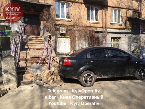 У Києві "герой парковки" зламав бордюр біля входу в під'їзд житлового будинку