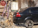 В Киеве "герой парковки" сломал бордюр у входа в подъезд жилого дома