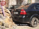 У Києві "герой парковки" зламав бордюр біля входу в під'їзд житлового будинку
