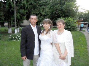 Сергій і Людмила Левченки із донькою Альоною на її випускному у 2012 році