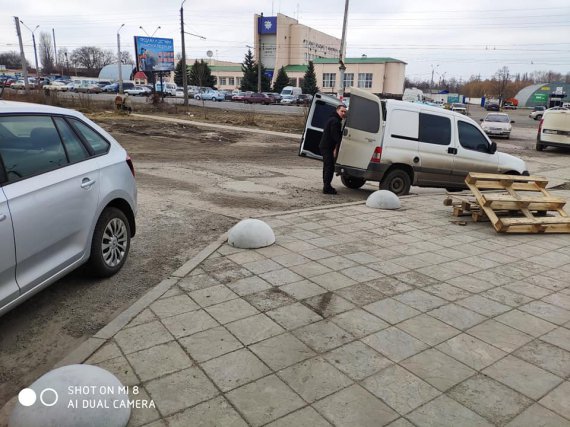 У мікрорайоні "Садовий" встановили бетонні полусфери на тротуар