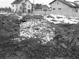 У селі Гора поруч із школою на вулиці Новій місяць скидають глину, землю та будівельне сміття