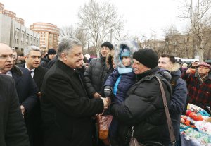 Президент Петро Порошенко зустрічається з мешканцями під час робочої поїздки в Одеську область, 2 березня